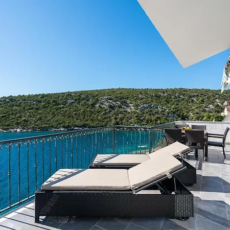 Sleeps 12 Pool Air Con Vila