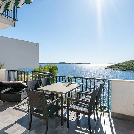 Vila Sleeps 12 Pool Air Con Voluja