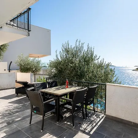 Sleeps 12 Pool Air Con *