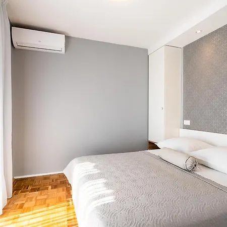 Sleeps 12 Pool Air Con Vila