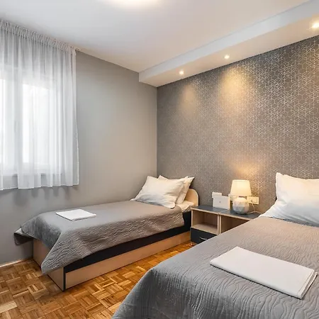 Sleeps 12 Pool Air Con Vila *