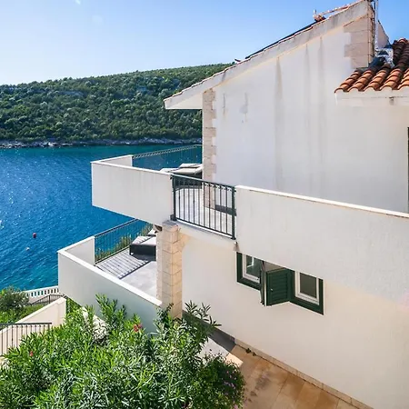 Sleeps 12 Pool Air Con