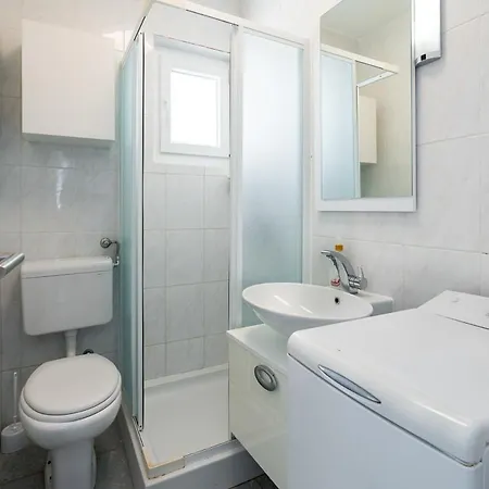 Sleeps 12 Pool Air Con