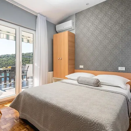 Vila Sleeps 12 Pool Air Con Voluja
