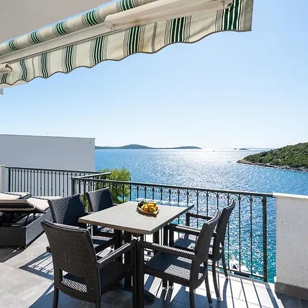 Sleeps 12 Pool Air Con