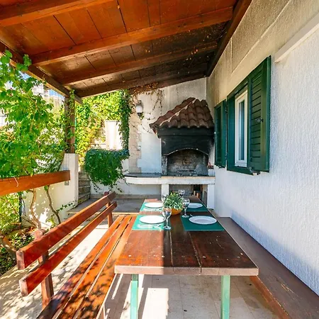 Sleeps 12 Pool Air Con Vila