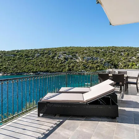 Vila Sleeps 12 Pool Air Con *