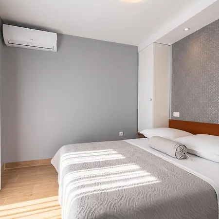 Sleeps 12 Pool Air Con Voluja